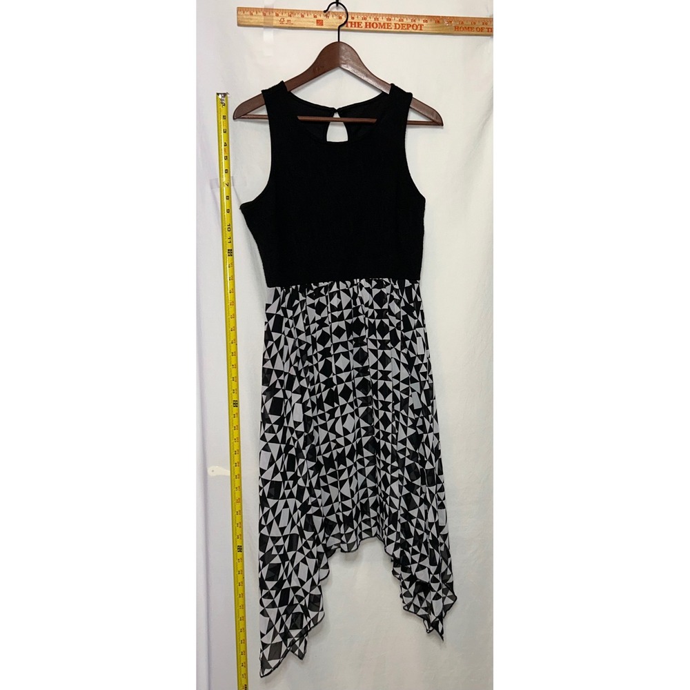 Black and White Geometric Handkerchief Hem Sleeveless Midi Dress‎
